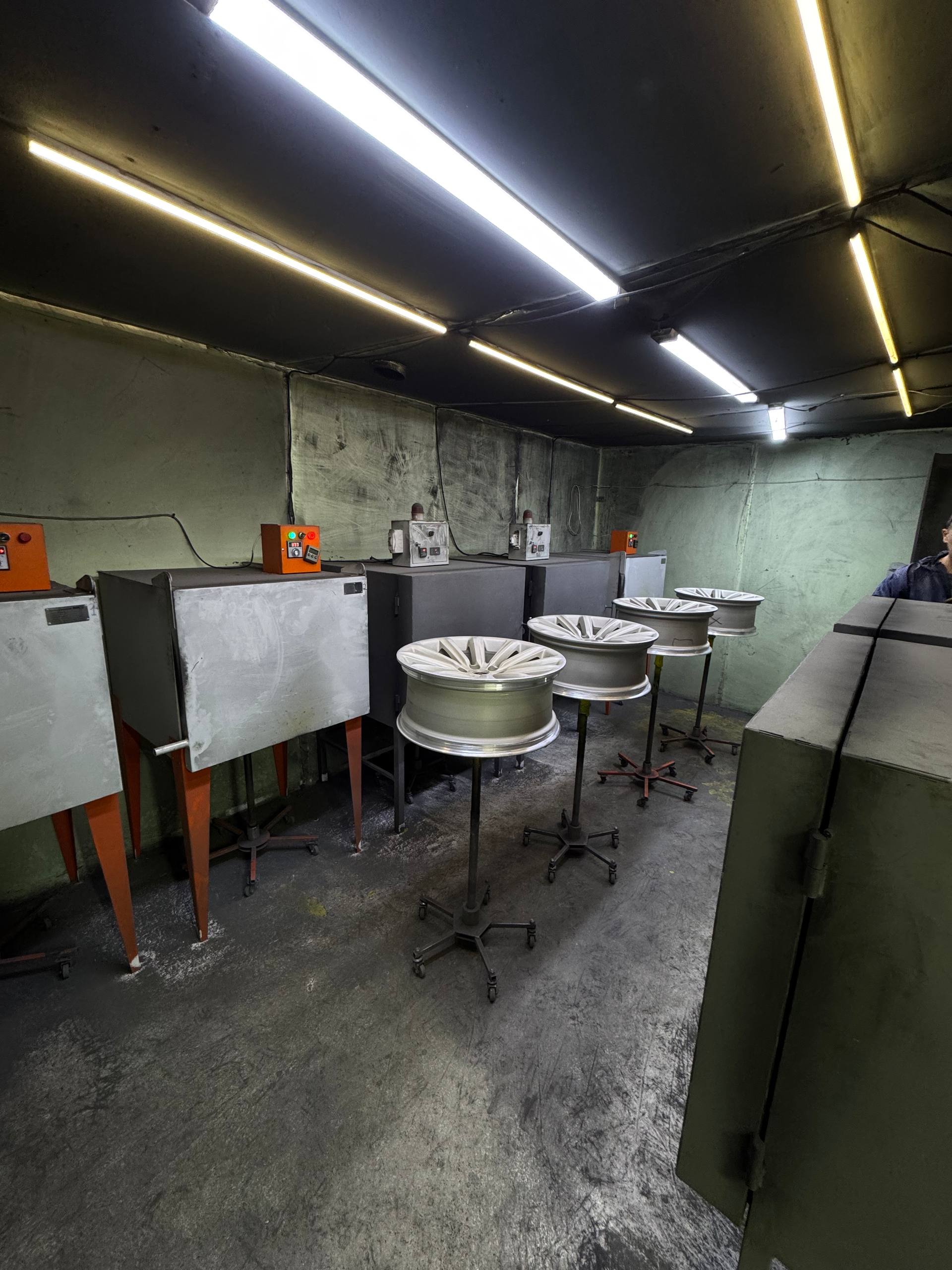 Литые диски в цехе полимерной покраски Forwardpaint.by