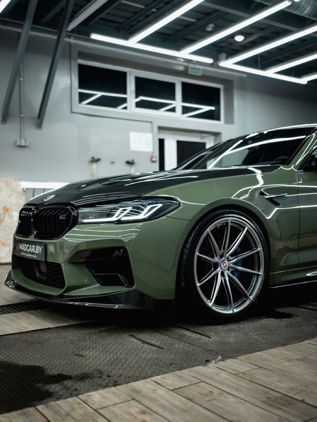Серебристые многоспицевые диски на BMW после восстановления