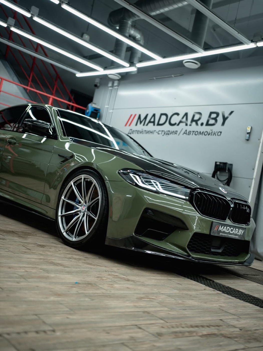 Результат покраски серебристых дисков на зелёном BMW
