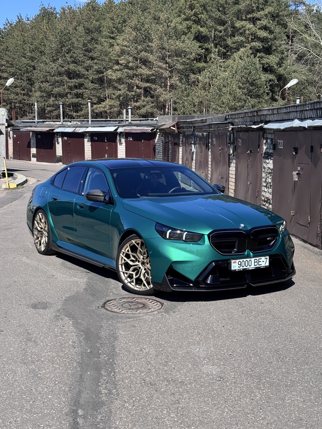 Комплект бронзовых дисков на зелёном BMW