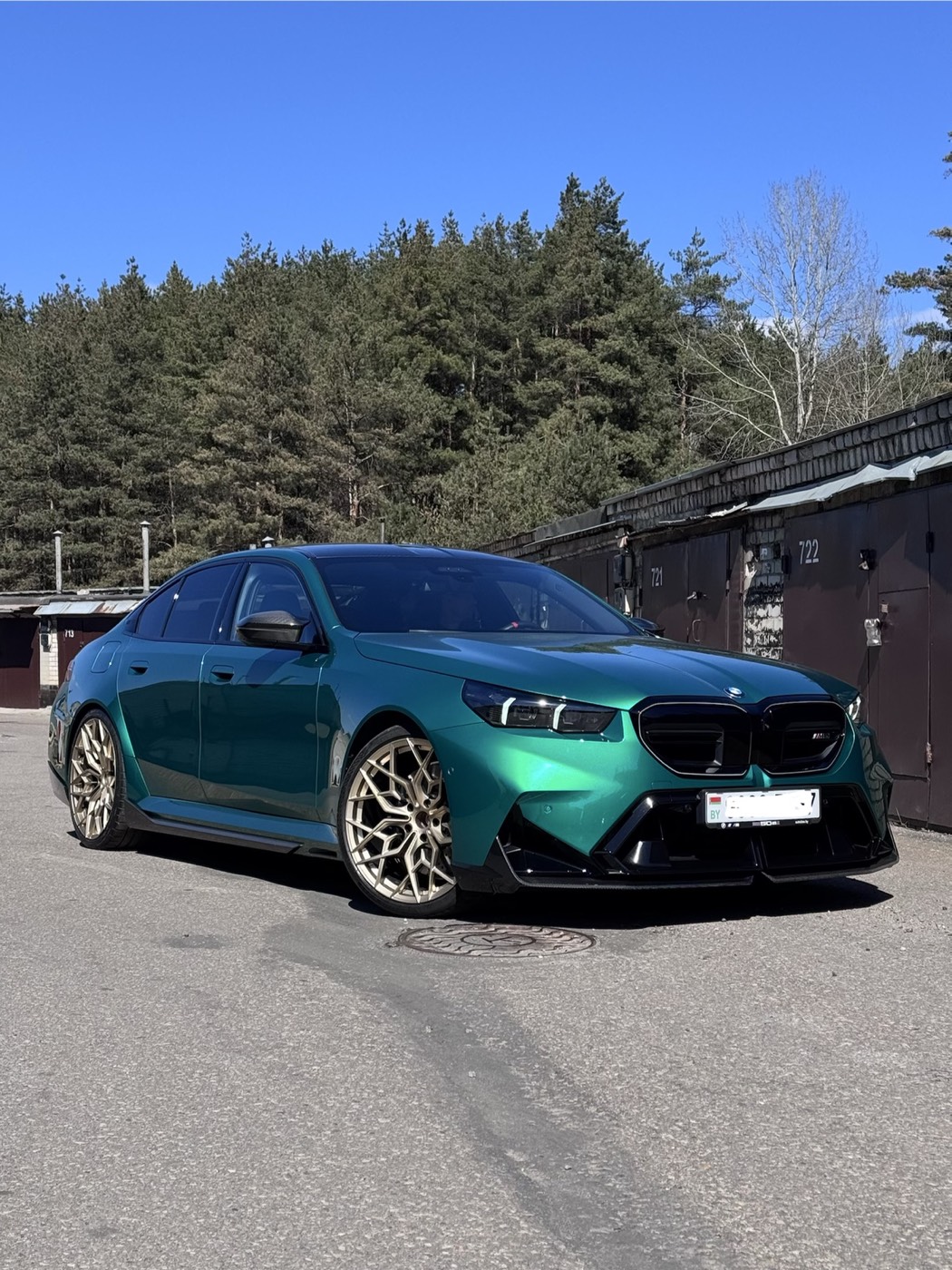 BMW с восстановленными литыми дисками бронзового цвета